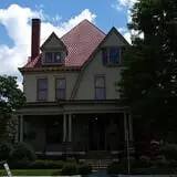 Photo by Spyder Monkey, via Wikimedia Commons, https://commons.wikimedia.org/wiki/File:Hundley_House_July_2010_01.jpg