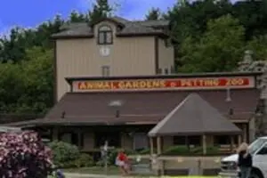 Animal Gardens & Petting Zoo
