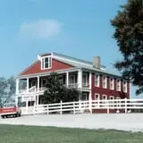 Photo by Haarfager, via Wikimedia Commons, https://commons.wikimedia.org/wiki/File:The_Old_Slave_House.jpg