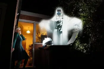 Six Of Our Favorite Horror Movie Tropes That Seem to Never Get Old