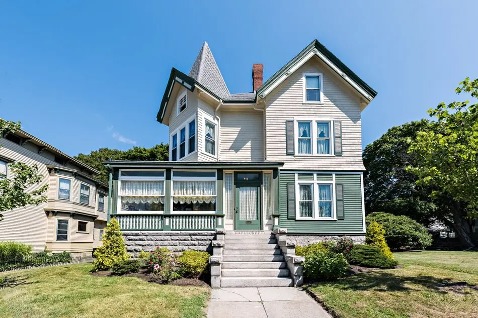 Photo via Mott & Chance Realty
