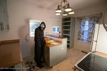 Ghostface in Real Estate Agent’s Photos for Home Listing Goes Viral