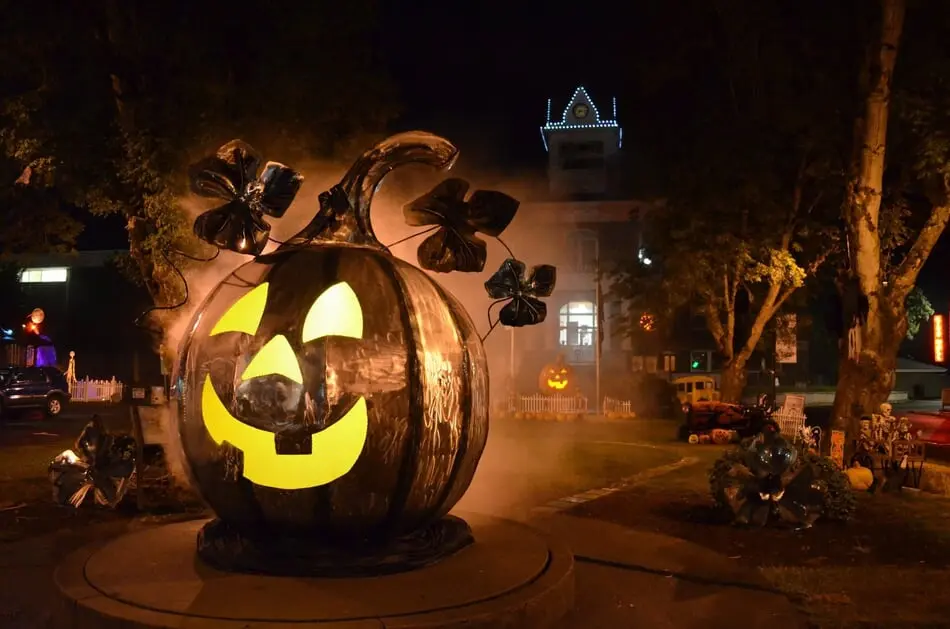 Oregon Small Town Transforms into Real Life Halloweentown Each Year photo