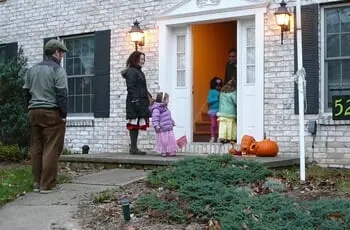Safe Trick or Treating Tips to Keep Your Little Ghosts & Ghouls Safe & Sound This Halloween